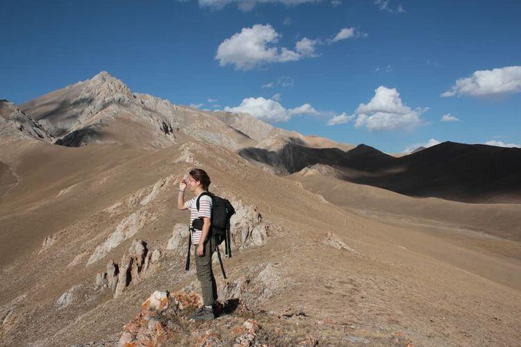 我之所以選擇來到吉爾吉斯斯坦，是因為我想探索一個我完全不熟悉的國家。老實說，在來到吉爾吉斯斯坦之前，我對這個國家乃至整個中亞地區都瞭解甚少。但在來到這裡後，我立刻被吉爾吉斯斯坦的自然風光和獨特文化所吸引，對這個國家產生了濃厚興趣