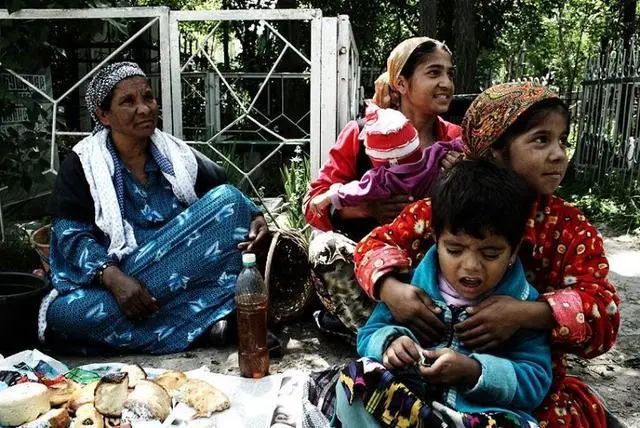 羅里人家庭節時於塔什干的一個俄羅斯墓地裡。在傳統中，這一日要在墓碑附近進食